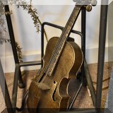 D25. Violin décor.